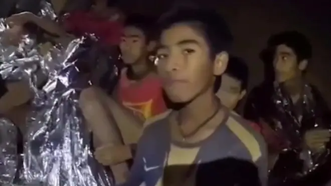 لا يزال 12 طفلا ومدربهم عالقين في كهف في تايلاند منذ 13 يوما. وتغمر مياه الأمطار الكهف والمسار المؤدي إلى التجويف الذي يقبعون فيه.