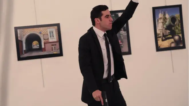 ردد المسلح شعارات عن حلب وسوريا اثناء اطلاقه النار على السفير