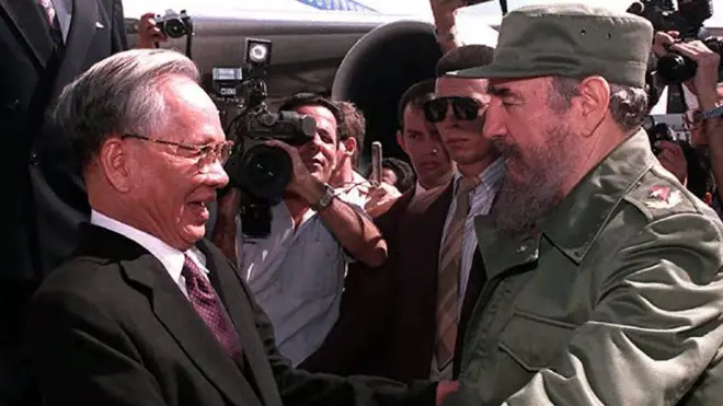 الزعيم الكوبي الراحل فيدل كاسترو يرحب بلي دوك آن في هافانا في تشرين الأول / أكتوبر 1995