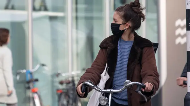 መሸፈኒ ኣፍን ኣፍንጫን ገይራ ሳይክል እትዝውር