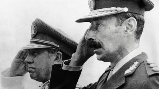 El general chileno Augusto Pinochet y su colega argentino Jorge Rafael Videla.
