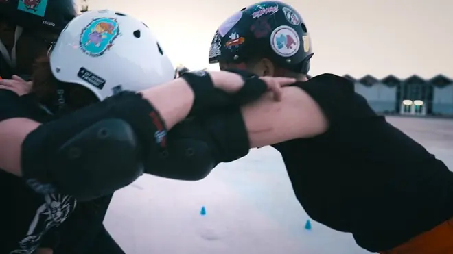 "Этот спорт дает женщинам выплеснуть агрессию": что такое роллер-дерби