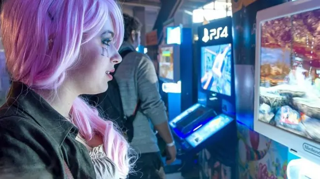 فتاة تمارس لعبة فيديو