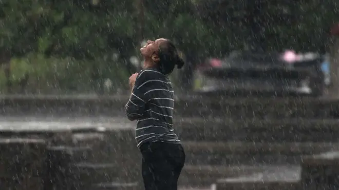 વરસાદમાં સ્નાન કરી રહેલી યુવતીની તસવીર