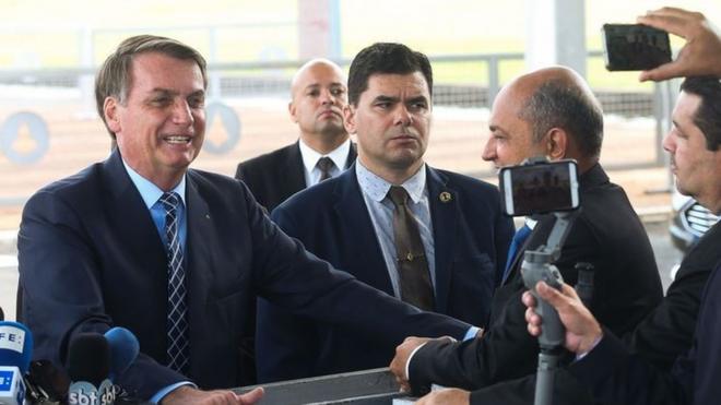 presidente Bolsonaro fala com jornalistas ao sair do Palácio da Alvorada