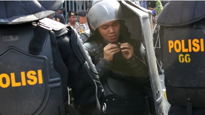 Pasukan Brimob bersiaga saat mengamankan jalannya aksi unjuk rasa dari massa di depan Gedung Bawaslu, Jakarta, Selasa (21/5). Aksi damai tersebut terkait pengumuman hasil rekapitulasi pilpres 2019 oleh KPU.