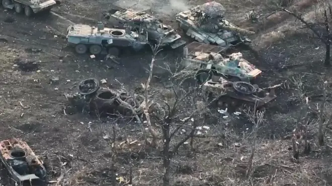 Одна зі спалених російських колон бронетехніки, що намагалася наступати на позиції ЗСУ