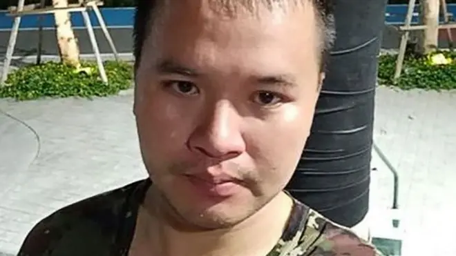 乍甲班特据报在军营偷取枪械后，开车到商场向途人开火。