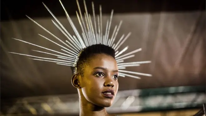 ሞዴል ኣብ ድሕሪ መጋረጃ ንምርኢት መድረኽ ፋሽን "ደርባን ጁላይ" እናተዳለወት