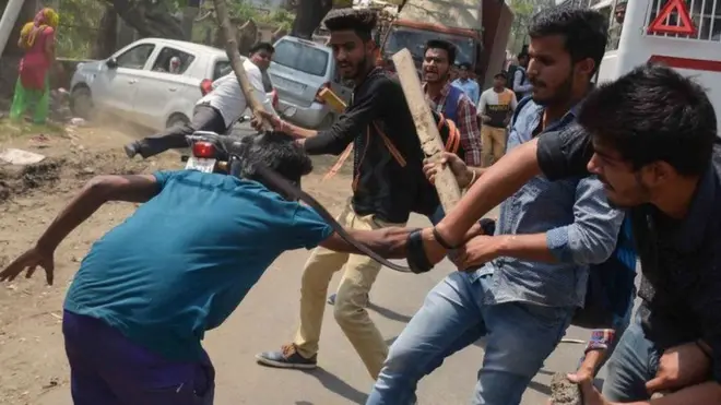 ભારત બંધ સમર્થકોને ફટકારી રહેલા લોકો