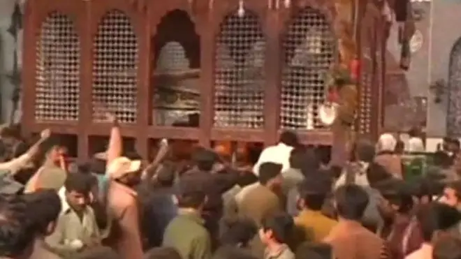 سیہون میں لعل شہباز قلندر کے مزار پر ہونے والے خودکش حملے کے بعد مزار کو زائرین کے لیے بند کر دیا گیا ہے لیکن زائرین تمام رکاوٹیں توڑتے ہوئے مزار کے احاطے میں داخل ہو گئے۔