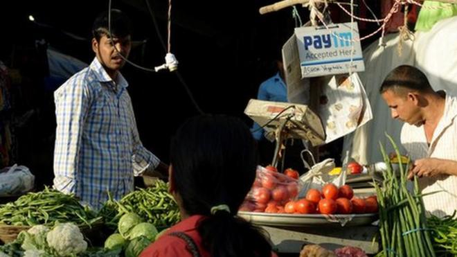 一家在孟买的菜贩子挂有接受顾客用Paytm付款的牌子