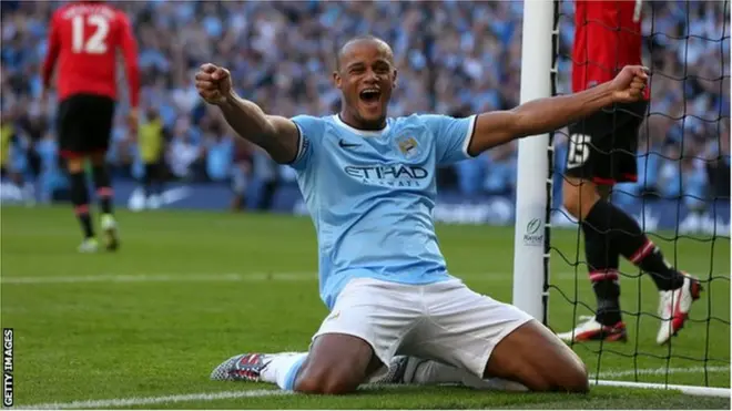 Kompani proslavlja gol protiv Mančester Junajteda pre sedam godina