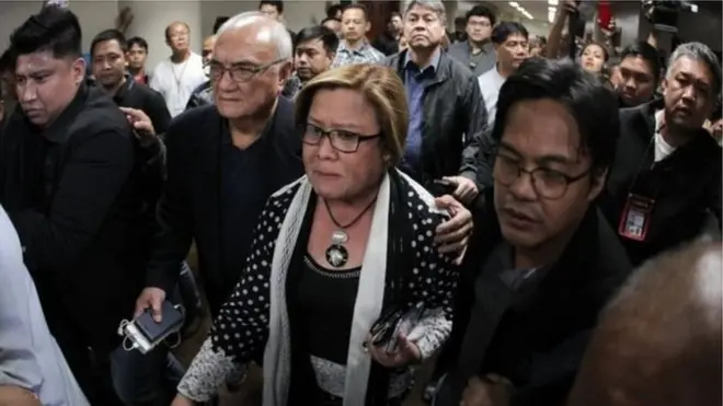 Awalnya senator de Lima menginap semalam di Gedung Senat untuk menghindari penangkapan, namun kemudian menyerahkan diri kepada polisi, dan mengatakan kepada wartawan: "Merupakan kehormatan bagi saya jika ditahan terkait hal-hal yang saya perjuangkan."