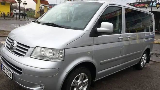 Chiếc xe Multivan VW (Volkswagen) 7 chỗ mang biển số 2AB-3140 do ông Nguyễn Hải Long thuê từ ngày 20-24/7 bị nghi là đã được sử dụng trong vụ Trịnh Xuân thanh 'bị bắt cóc. Ảnh chụp xe đỗ trước cửa văn phòng Hieu Bui Travel ở Trung tâm thương mại Sapa, thủ đô Prague, Cộng hòa Czech