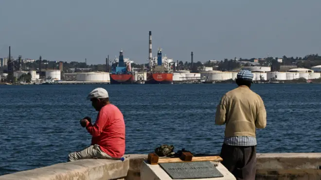 Dos hombres pescan en La Habana.