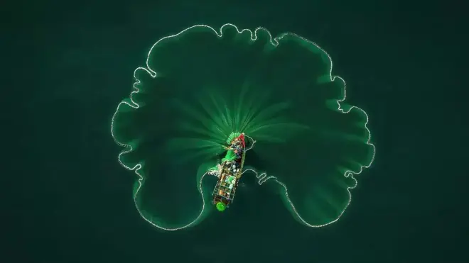 'लैंडस्केप ऑन वॉटर' कैटगरी में पहला पुरस्कार जीता वियतनाम के नूयेन वू की तस्वीर 'ओशियन लोटस लीव' ने. इस तस्वीर में कुआंग नेन प्रांत में संमदर में मछली पकड़ने वाले मछुआरों की चुनौतियों को दिखाया गया है.