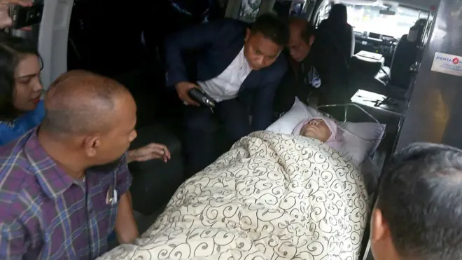 Setya Novanto saat dipindahkan ke RS Cipto Mangunkusmo di Jakarta Pusat setelah sempat dirawat di sebuah rumah sakit di Pondok Indah.