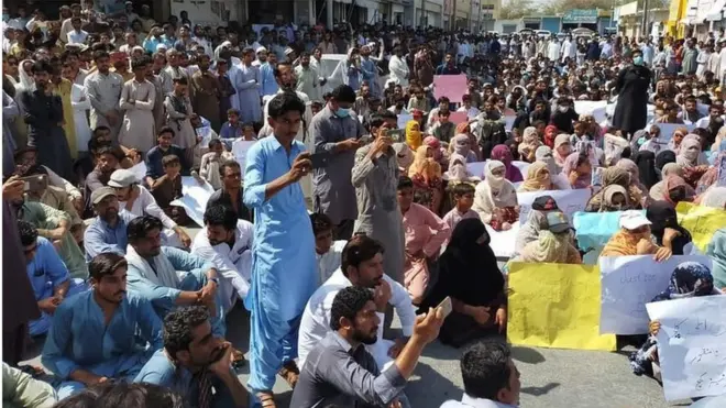 احتجاج کرنے والی سیاسی جماعتوں اور سول سوسائٹی سے تعلق رکھنے والی تنظیموں کا مؤقف ہے کہ ڈکیتی، راہزنی سمیت متعدد دیگر واقعات کے پیچھے عام جرائم پیشہ لوگ نہیں بلکہ مسلح گروہوں کے لوگ ہیں