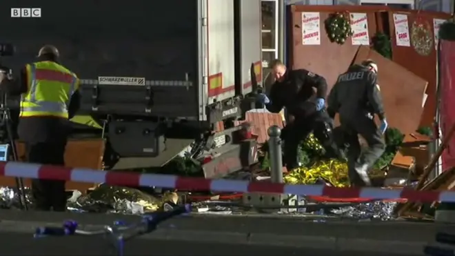 当地时间12月19日晚，德国柏林一圣诞集市发生严重卡车冲撞事件。