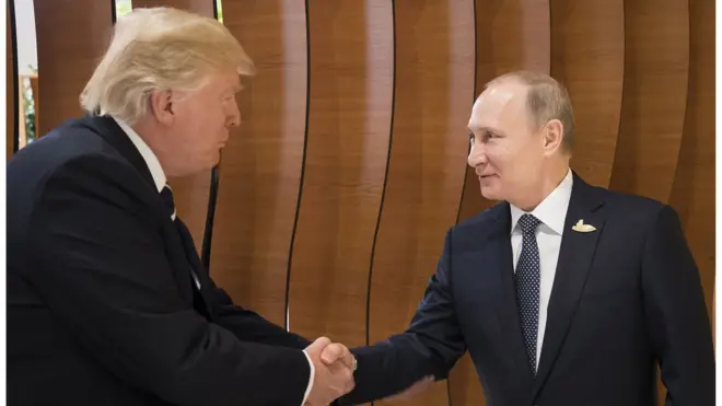 Tổng thống Hoa Kỳ Donald Trump bắt tay Tổng thống Nga Vladimir Putin tại Hội nghị G20 tại Hamburg, CHLB Đức hôm 07/7/2017.