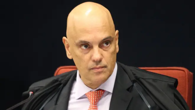 Alexandre de Moraes determinou ação com base em um inquérito que apura a disseminação de ofensas, ataques e ameaças contra ministros da corte e seus familiares