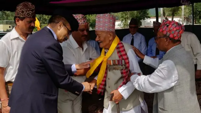 दुई वर्षअघि देहरादुनमा सबैभन्दा वृद्ध उमेरका भूतपूर्व गोर्खा सैनिकलाई भारतीय अधिकारीले सम्मान गर्दै गर्दाको फाइल तस्बिर
