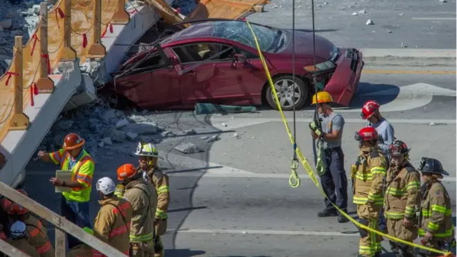 Jembatan itu roboh menimpa jalan raya delapan lajur sehingga menghancurkan delapan kendaraan.