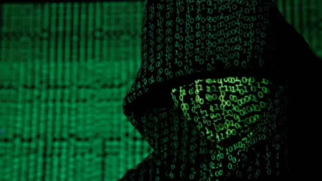 Nin qarsoon oo koodhadha ay korkiisa ku xardhan yihiin