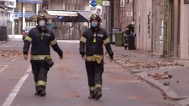 Vatrogasci sa maskama na ulicama Zagreba