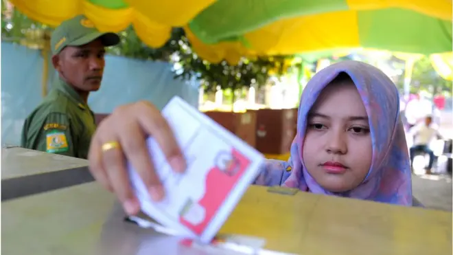 Seorang warga Banda Aceh menentukan pilihannya pada Pilkada, Februari 2017. Pemilihan umum mendatang akan berlangsung serentak di seluruh Indonesia.