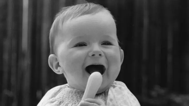 لاٹری کے منتظمین کے مطابق بونس بونڈ لاٹری سکیم کی سرمایہ کاری میں انعامی رقم جیتنے والا یہ سب سے کم عمر بچہ ہے