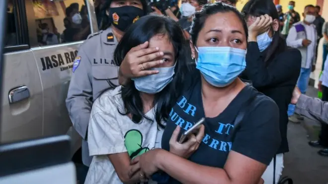 Keluarga korban kebakaran lapas kelas 1 Tangerang menangis usai menerima peti jenazah korban kebakaran dari Tim DVI Polri di RS Polri, Kramat Jati, di Jakarta, Jumat (10/9/2021).