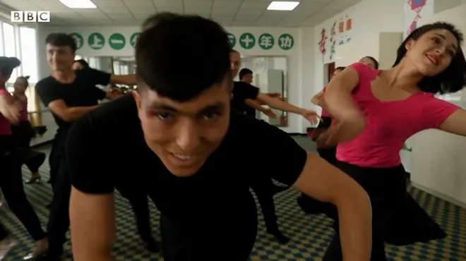 กลุ่มคนกำลังเต้น