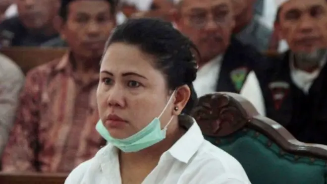 Terdakwa kasus penista agama Meliana mengikuti persidangan dengan putusan sela yang dibacakan majelis hakim di Pengadilan Negeri Medan, Sumatera Utara, Selasa (17/07)