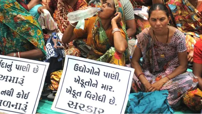 ઉદ્યોગગૃહોનો વિરોધ કરી રહેલા લોકોની તસવીર