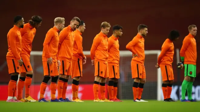 Hollanda'da hükümet, aşı kampanyasında Hollanda Milli Futbol Takımı oyuncularının da yer almasını istiyor; ancak altı futbolcunun aşı olmayı reddetmesi hayal kırıklığı yarattı.