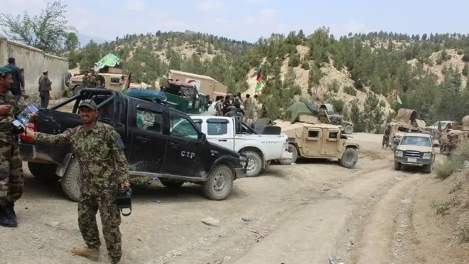 افغان ځواکونه وايي د ولسوالۍ له مرکز یې یو کیلومتر شاتګ کړی دی.