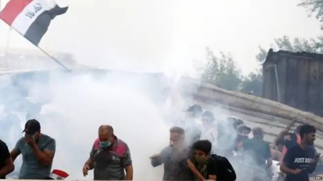 बग़दाद में प्रदर्शन करते लोग