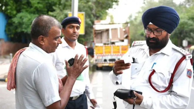 वीआइपी नेताओं पर क्यों लागू नहीं होते ट्रैफ़िक नियम?
