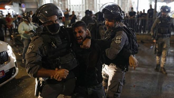 قوات الأمن الإسرائيلية تحتجز متظاهرا فلسطينيا في البلدة القديمة بالقدس، 29 أبريل/نيسان 2021