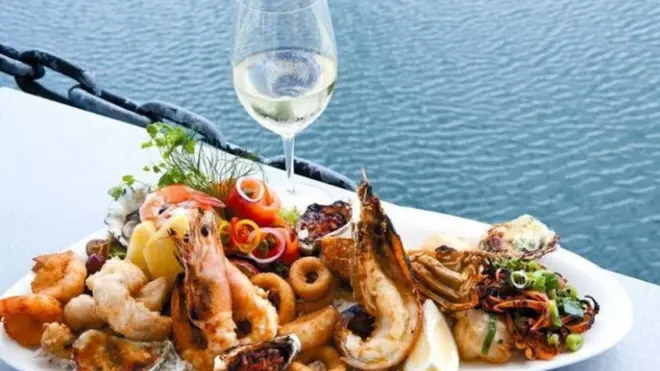 Pihak restoran Omeros Bros menolak tuduhan 2pec bahwa lobsternya dimasak terlalu lama.