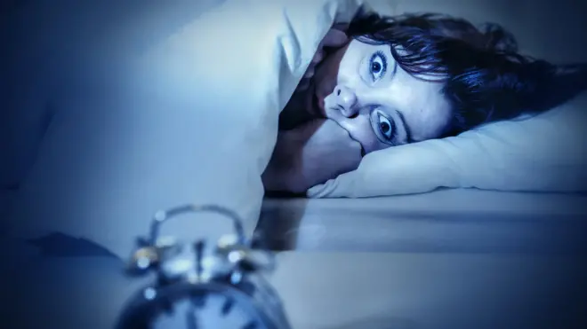 امرأة تعاني من الأرق