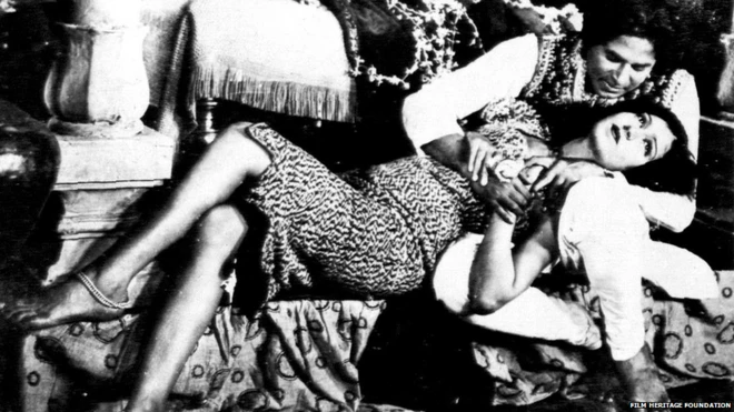 आलम आरा के बारे में कहा जाता है कि उसमें 'लड़ने वाली रानियों, महल की साज़िशों, ईर्ष्या और रोमांस की शानदार कहानी' फ़िल्माई गई थी.