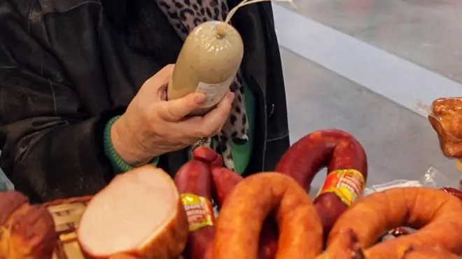 Колбаса на прилавке