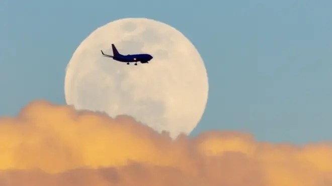 Снежная суперлуна над городом Санта-Ана в Калифорнии