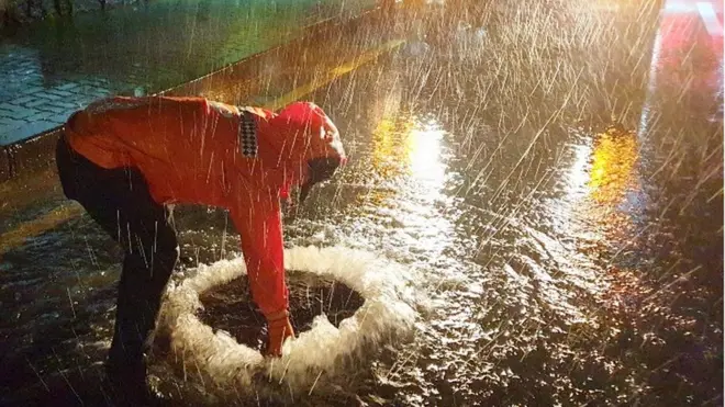 19일 오후 119 소방대원이 제주시 도남동 한 도로에서 하수가 역류해 뚜껑이 열린 맨홀 뚜껑을 살펴보고 있다