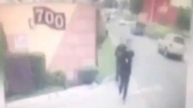 El momento en que un hombre se acerca por atrás y lo sigue, mientras el juez está trotando. Segundos más tarde le dispara en la cabeza.