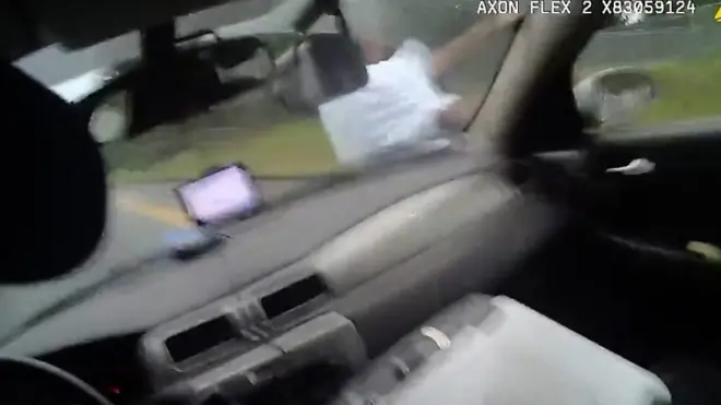 ضابط أمريكي يصدم مشتبه به بحجة اعتقاله