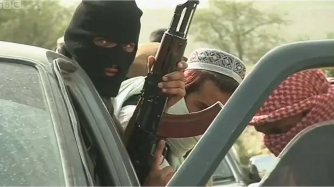 Naoružani posetioci groblja